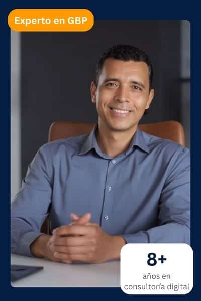 Luis Salamanca consultor digital en su espacio de trabajo, especializado en SEO local y Google Business Profile