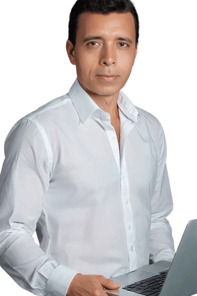 Luis Salamanca de pie, expresión confiada, consultor SEO local y GBP en Colombia y Latinoamérica